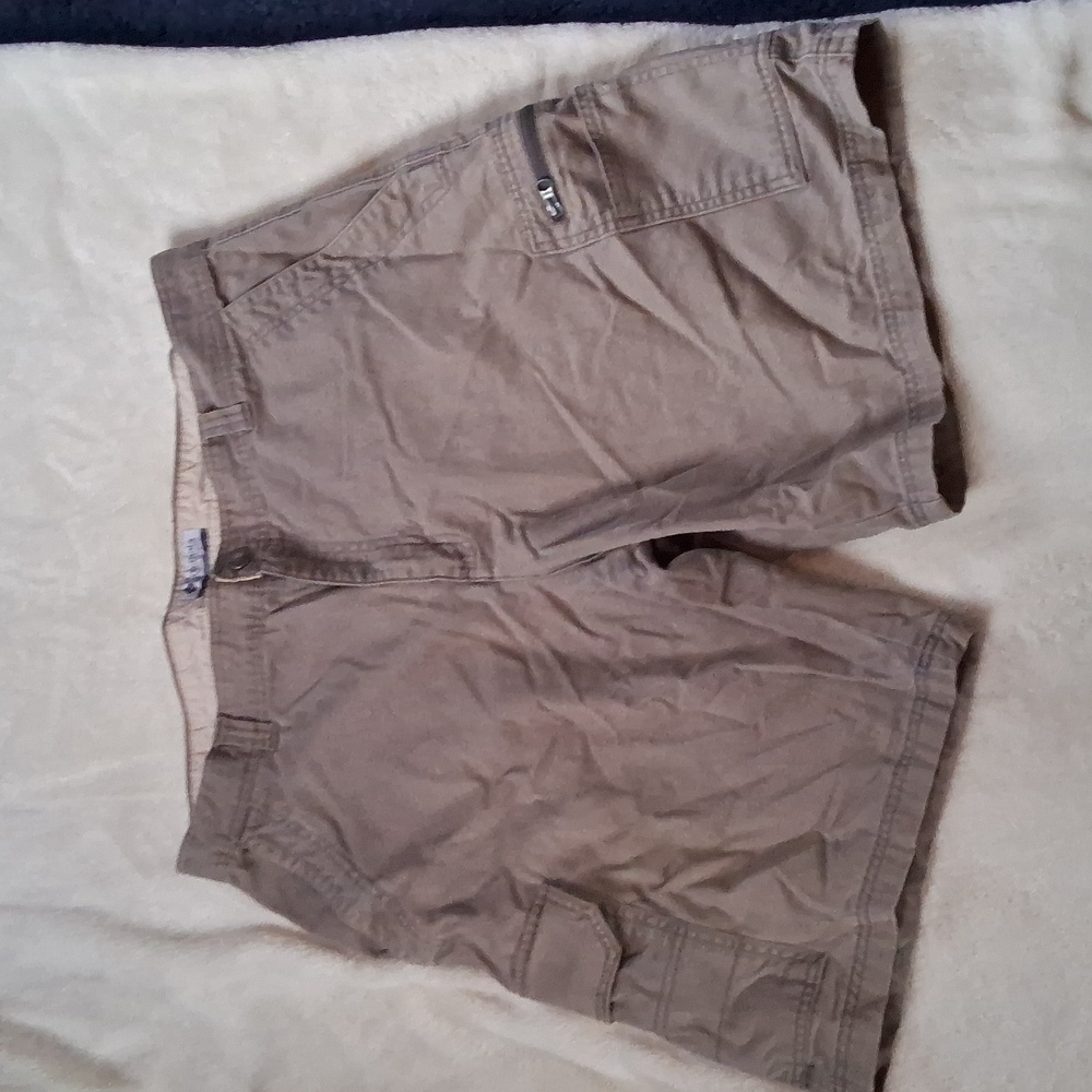 Columbia men's size 32 Gray cargo,  cotton shorts